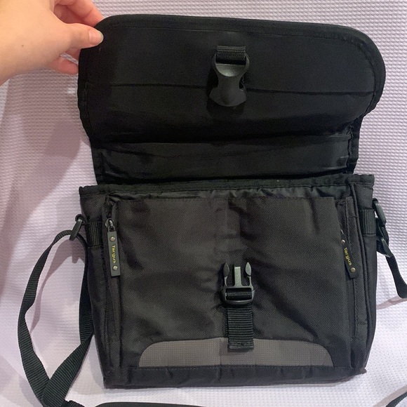 Targus luxury tablet bag. Comfortably fits miniature iPad. - Picture 2 of 5